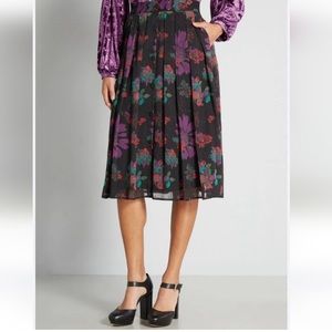 NWT Modcloth  Midi Pleated Skirt Size 8 Black Floral
